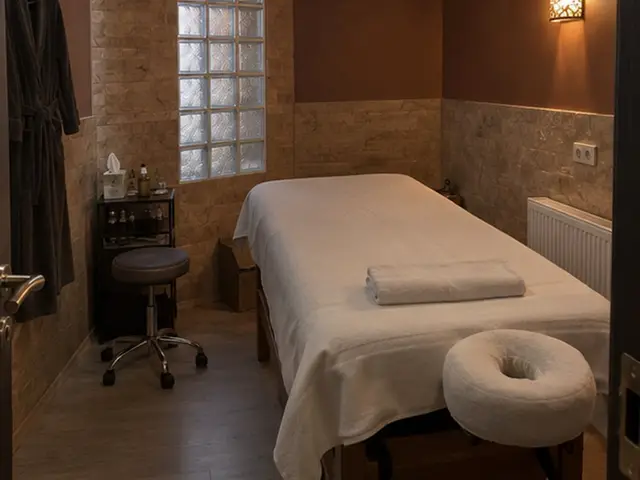 Taş duvarlı odada yüz yastıklı masaj masası — Teşvikiye, Masaj Salonun