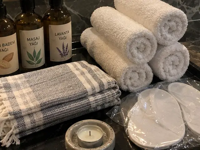 Masaj ve lavanta yağı, rulo havlular ve ekose peştemal — Teşvikiye, Masaj Salonun