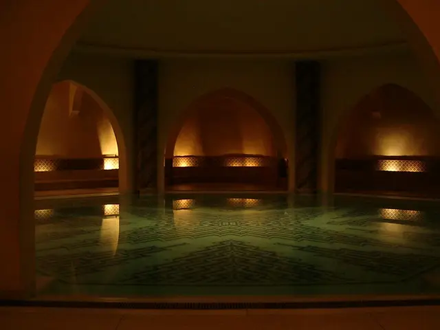 Kemerli nişlerle çevrili hamam havuzu — Teşvikiye, Masaj Salonun