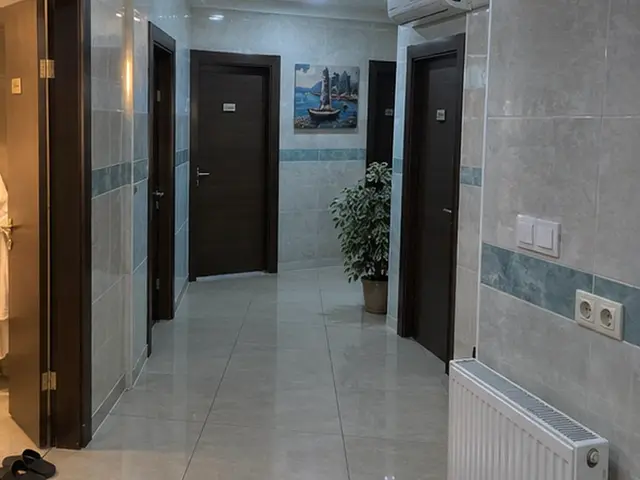 Açık mavi fayanslı koridor ve oda kapıları — Teşvikiye, Masaj Salonun